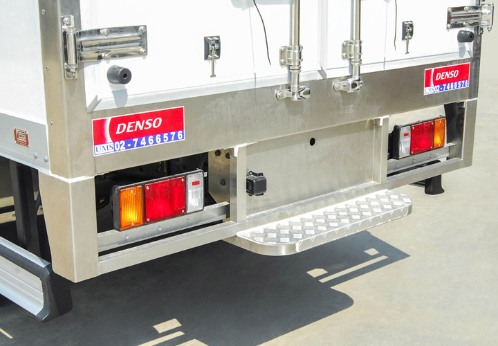 Isuzu Elf NMR 130 — Truck Refrigerated