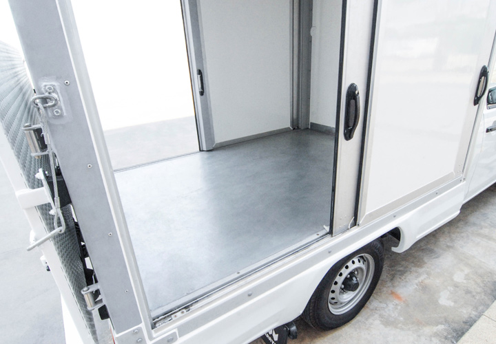 Features — Sliding Roof Curtain Vehicle